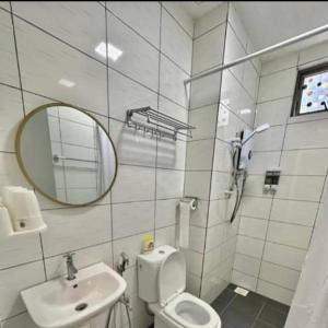 une salle de bain avec toilettes, lavabo et miroir dans l'établissement Kensington Sunrise sg, Palas Horizon,kea farm, à Brinchang 79 autres photos