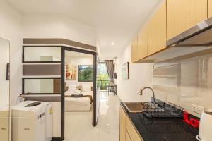 Η κουζίνα ή μικρή κουζίνα στο NaiHarn Beach Condo A301 - mountain and garden view