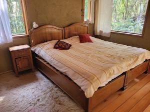 a bed with a wooden frame in a bedroom at Casa de montaña in Golondrinas