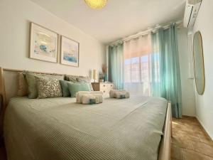 a large bed in a room with a window at Golden Beach House in Armação de Pêra