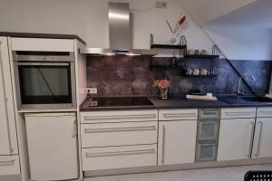 Η κουζίνα ή μικρή κουζίνα στο DG-Wohnung in direkter Nähe des SG HBF