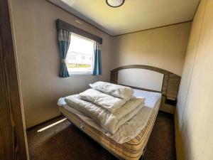 Ένα ή περισσότερα κρεβάτια σε δωμάτιο στο Brilliant 8 Berth Caravan At Reighton Sands Holiday Park, Haven Ref 61053Rc