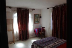 Postel nebo postele na pokoji v ubytování Souillac-Guest House