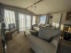 Gallery image of Lovely Caravan With Decking At Carlton Meres Holiday Park In Suffolk Ref 60023Ch in Saxmundham +12 photos