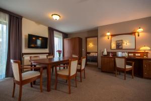 Televízia a/alebo spoločenská miestnosť v ubytovaní Hotel Great Polonia Conrad Kraków
