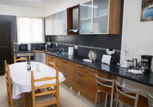Kuchyň nebo kuchyňský kout v ubytování Ocean Breeze Townhouse near Venus Beach + 5 fotografií
