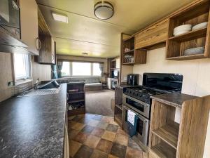 Η κουζίνα ή μικρή κουζίνα στο Brilliant 8 Berth Caravan At Reighton Sands Holiday Park, Haven Ref 61053Rc +7 φωτογραφίες