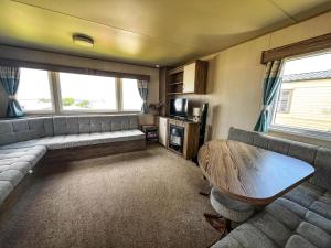 Χώρος καθιστικού στο Brilliant 8 Berth Caravan At Reighton Sands Holiday Park, Haven Ref 61053Rc