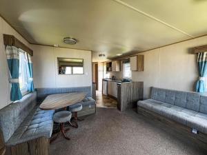 Η κουζίνα ή μικρή κουζίνα στο Brilliant 8 Berth Caravan At Reighton Sands Holiday Park, Haven Ref 61053Rc