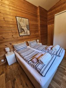 Ένα ή περισσότερα κρεβάτια σε δωμάτιο στο Private room - 4 in a luxury villa CHALET STYLE