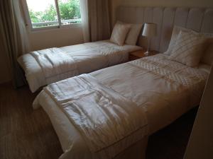 ハベアにあるLuxury apartment near Arenal beach Javea Sleeps 6 Fully equipped Full AirConのベッド2台と椅子があるホテルの部屋