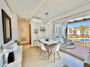 Πισίνα στο ή κοντά στο Stunning apartment with overflow pool and golf view