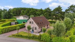 an overhead view of a house with a green garage at Komfortables Ferienhaus mit Garten, Weitblick und Whirlpool in Tzummarum