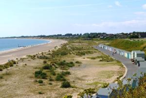 Gallery image of Spacious Caravan For Hire With Decking By The Beach In Suffolk Ref 40094Nd in Lowestoft