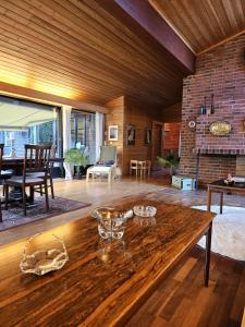 Χώρος καθιστικού στο Private room - 4 in a luxury villa CHALET STYLE