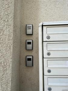 a white dresser next to a wall with two outlets at Stadtflair am Portikus in Lichtenstein-Callnberg