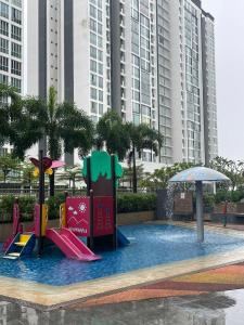 The swimming pool at or close to Meridin Bayvue - 3BR - 6 Pax - Near MMHE