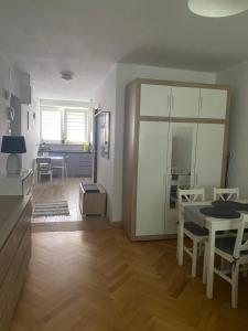 une cuisine et une salle à manger avec une table et des chaises dans l'établissement Kawalerka, à Żyrardów