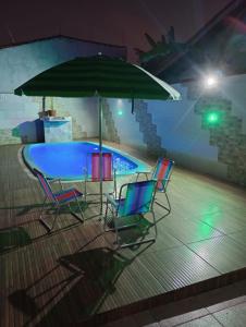 Bazén v ubytování Casa na praia com piscina e churrasqueira nebo v jeho okolí