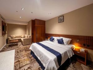 メディナにあるفندق الريان الفضي-ALRAYAN ALFADI HOTElの大きなベッドとソファのある寝室 +36枚の写真