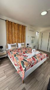 Un dormitorio con una cama grande con una manta colorida. en Villa Les Colombes proche mer, en Albion 13 fotos más