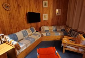 un salon avec deux canapés et une télévision dans l'établissement MyHome - Génépis 35 - Duplex 6 pax skis aux pieds - Val Claret, à Tignes