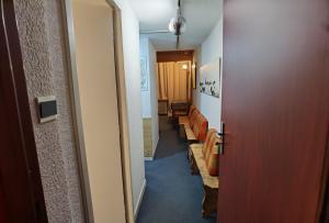 un couloir avec une rangée de bancs dans une chambre d'hôpital dans l'établissement MyHome - Génépis 35 - Duplex 6 pax skis aux pieds - Val Claret, à Tignes