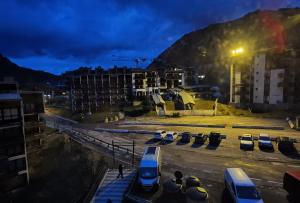 une ville avec des voitures garées dans un parking la nuit dans l'établissement MyHome - Génépis 35 - Duplex 6 pax skis aux pieds - Val Claret, à Tignes