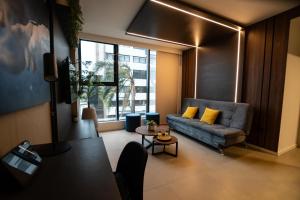 a living room with a couch and a table at Suite tecnológica y moderna in El Pary