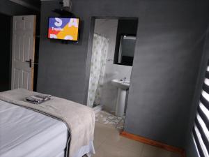 TV a/nebo společenská místnost v ubytování Monarca inn - Affordable Accomodation in makwane molapo location Qwaqwa + 37 fotografií