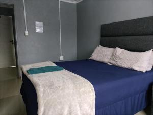 Postel nebo postele na pokoji v ubytování Monarca inn - Affordable Accomodation in makwane molapo location Qwaqwa