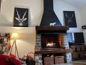 Televízia a/alebo spoločenská miestnosť v ubytovaní Maison au coeur des Angles