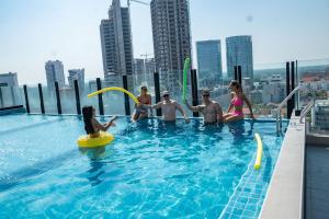 a group of people in a swimming pool on a rooftop at Suite tecnológica y moderna in El Pary