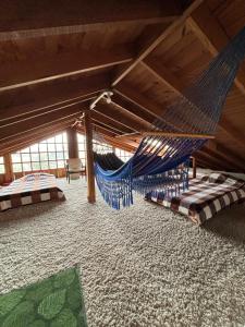 Habitación grande con 2 camas y hamaca. en El Peregrino, en Cota
