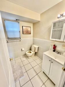 Bilik mandi di 4 bedroom apt in Newark