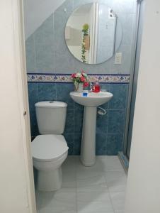 a bathroom with a toilet and a sink at Apartamento cerca a Medellín - Puerta del norte Bello in Machado