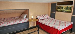 Un pequeño dormitorio con dos camas y una mesa. en Old Town Italian Courtyard, en Tiflis