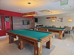 ein Billardzimmer mit zwei Billardtischen in der Unterkunft Ap70 m2 condomínio luxo Costa Espanha- Salvador- pré Carnaval -Réveillon em praia exclusiva- Vista Mar in Salvador