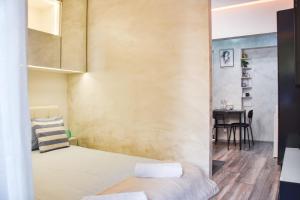 Un pequeño dormitorio con una cama y una mesa. en Tsar Simeon 65 Studio (With Parking space), en Sofía