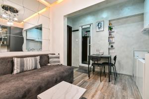 una sala de estar con un sofá y una mesa en Tsar Simeon 65 Studio (With Parking space), en Sofía