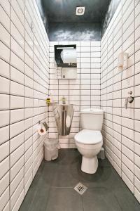 baño con aseo en una pared de azulejos blancos en Tsar Simeon 65 Studio (With Parking space), en Sofía