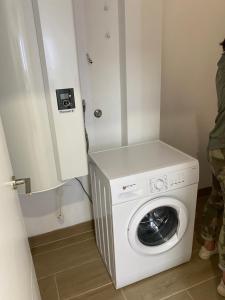 a washer and dryer in a small room at Penthouse Palapagolf in Orihuela Costa