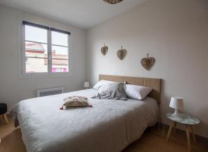 a bedroom with a bed with hearts on the wall at Gites 4 et 6 personnes au cœur du centre médiéval de Billom in Billom