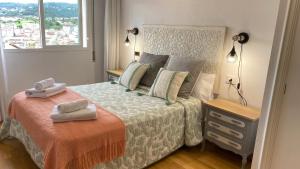 Ένα ή περισσότερα κρεβάτια σε δωμάτιο στο Apartamento Ainaran Confortable apartamento en el centro de Orense