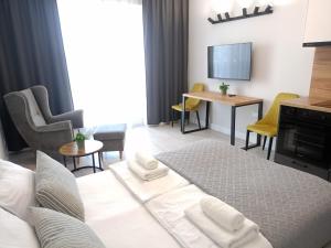 克拉科夫Zakrzówek Residence的一间带床、桌椅的酒店房间