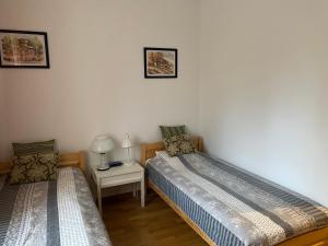 Postel nebo postele na pokoji v ubytování Apartament przy Parku Czartoryskich II - Faktury VAT - parking