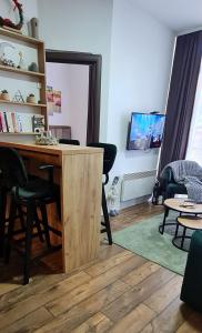 a living room with a wooden desk and chairs at Apartman Djurdja in Divčibare