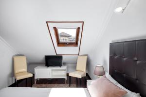 a bedroom with a bed and a desk and a mirror at El Puerto Llanes, apartamento para 4 personas in Llanes