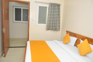 Letto o letti in una camera di Hotel Hare Krishna Dham
