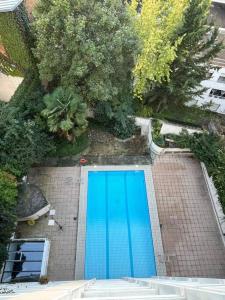 Una vista aérea de una piscina con árboles. en Parisian Peaceful Apartment with Stunning View in Montmartre area, en París 10 fotos más